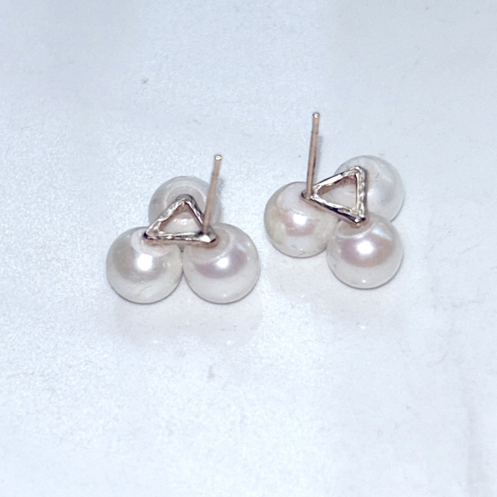 14k solid gold Pearl triangular shaped earrings - Picture 4 of 4